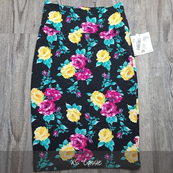 LuLaRoe Cassie Skirt XS Black Floral NEW - Picture 1 of 2